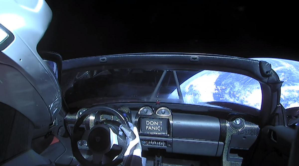 Электромобиль Tesla Roadster с манекеном за рулем покинул орбиту Земли / Скриншот из видео на YouTube-канале SpaceX Электромобиль Tesla Roadster с манекеном за рулем покинул орбиту Земли / Скриншот из видео на YouTube-канале SpaceX