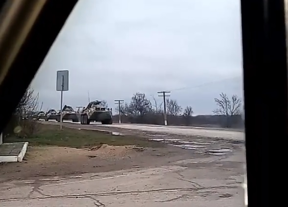 Очевидці опублікували відео з російською військовою технікою в Криму / Скріншот Очевидці опублікували відео з російською військовою технікою в Криму / Скріншот
