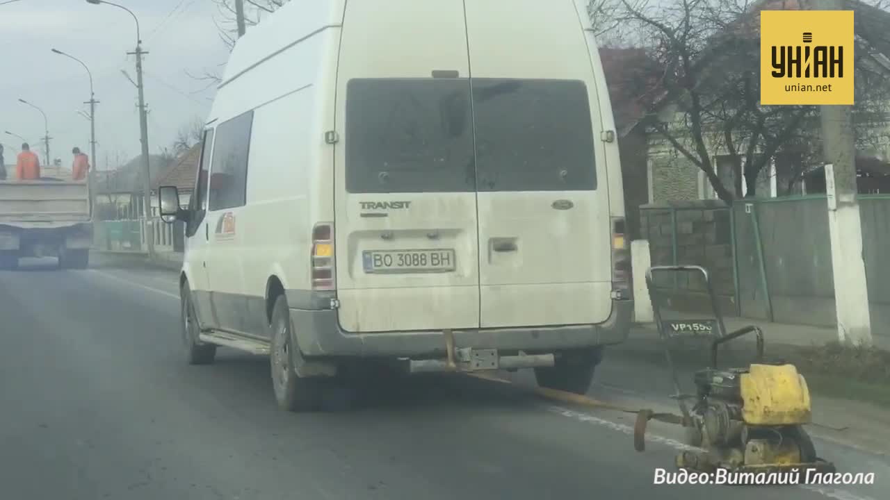 Трамбувальну машину тянет обычный бус / Видео: Facebook.com Виталий Глагола Трамбовочную машину тянет обычный бус / Видео: Facebook.com Виталий Глагола