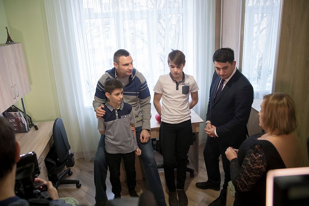 Під час візиту мер Києва подарував ноутбуки для вихованців. А хлопчикам - боксерські рукавички з автографом / kiev.klichko.org Під час візиту мер Києва подарував ноутбуки для вихованців. А хлопчикам - боксерські рукавички з автографом / kiev.klichko.org