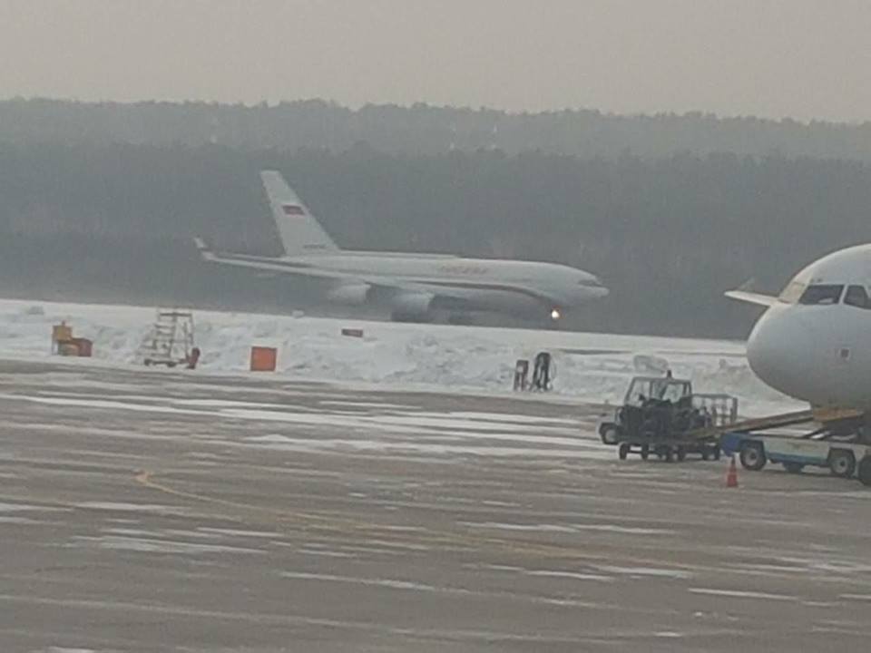 У Красноярську люди дві години мерзли у літаку через Путіна / Facebook Grigory Skarchenko У Красноярську люди дві години мерзли у літаку через Путіна / Facebook Grigory Skarchenko