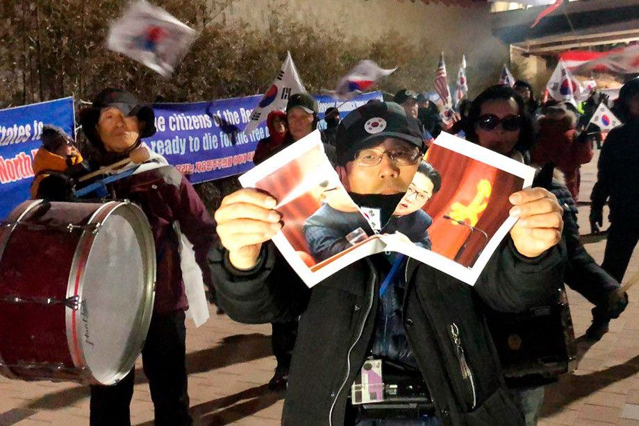Жителі Південної Кореї протестують проти участі атлетів з КНДР в Олімпіаді / championat.com Жителі Південної Кореї протестують проти участі атлетів з КНДР в Олімпіаді / championat.com