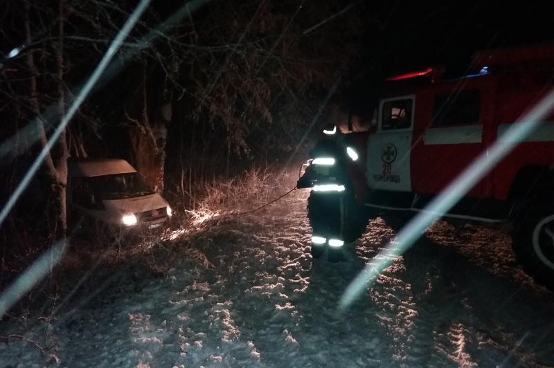 На Хмельниччині автомобілі застрягли у снігових заметах / ДСНС На Хмельниччині автомобілі застрягли у снігових заметах / ДСНС