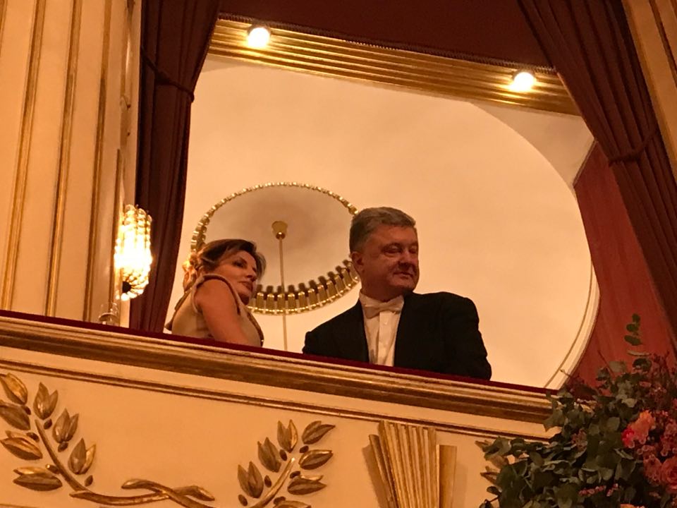 Президент з супрогой під час Віденського балу / strana.ua Президент з супрогой під час Віденського балу / strana.ua