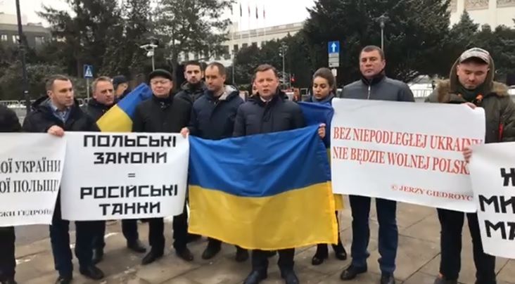 'Польські закони = російські танки': фракція Ляшка пікетує Сейм Польщі (відео) 'Польські закони = російські танки': фракція Ляшка пікетує Сейм Польщі (відео)
