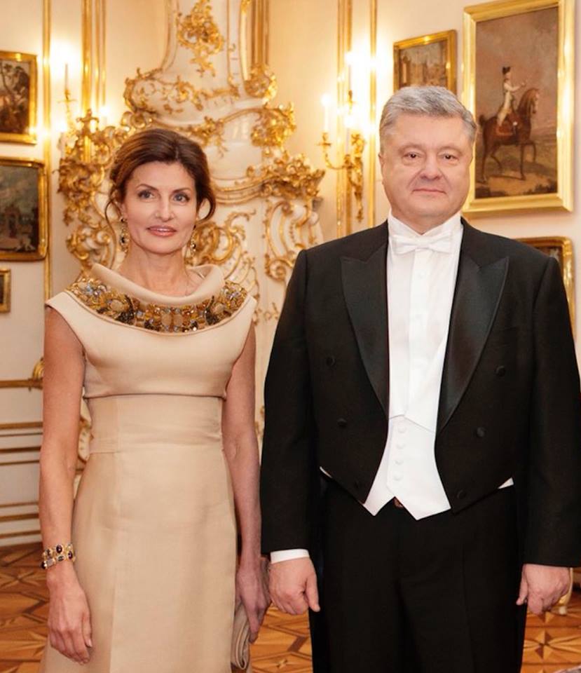 Порошенко з дружиною Мариною на балу / фото facebook.com/Альона Яхно Порошенко з дружиною Мариною на балу / фото facebook.com/Альона Яхно