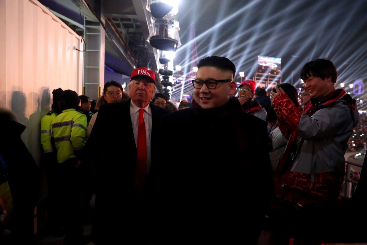 Люди, одетые как Трамп и Ким Чен Ын / REUTERS Люди, одетые как Трамп и Ким Чен Ын / REUTERS