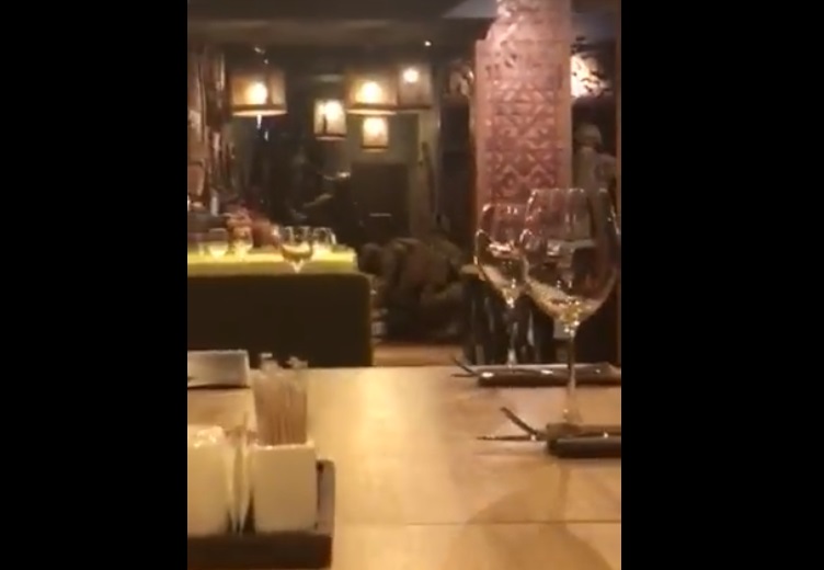 Саакашвілі затримали просто у ресторані / Скріншот Саакашвілі затримали просто у ресторані / Скріншот