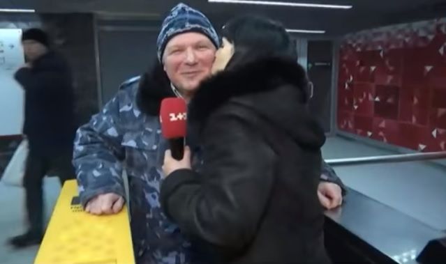 До трамвая пускают за поцелуй / Скриншот видео ТСН До трамвая пускают за поцелуй / Скриншот видео ТСН