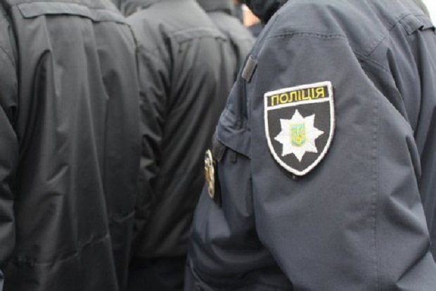Поліцейські хотіли вручити чоловіку повідомлення про виклик до слідчого / фото facebook.com/lutskpolice Поліцейські хотіли вручити чоловіку повідомлення про виклик до слідчого / фото facebook.com/lutskpolice