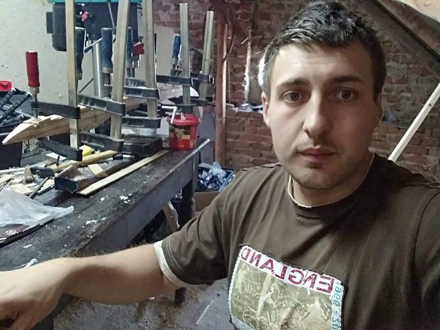 Спортсмен виготовляє собі сані самостійно / фото Facebook Спортсмен виготовляє собі сані самостійно / фото Facebook