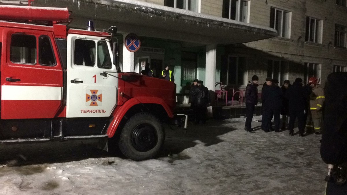 У Тернополі внаслідок пожежі у міській дитячій лікарні рятувальники евакуювали 31 дитину та 60 дорослих (фото) У Тернополі внаслідок пожежі у міській дитячій лікарні рятувальники евакуювали 31 дитину та 60 дорослих (фото)