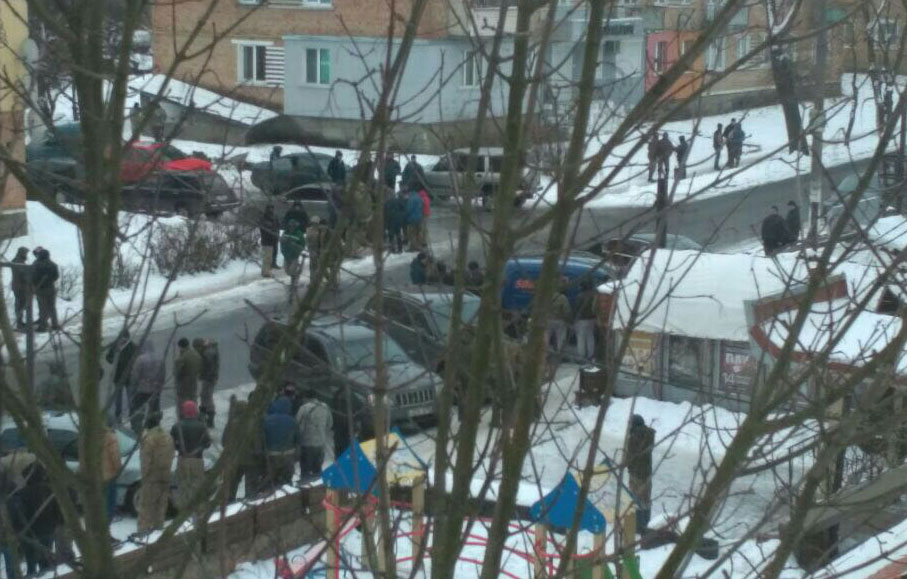 В Ривненской копатели янтаря с палками набросились на полицейских / фото rv.npu.gov.ua В Ривненской копатели янтаря с палками набросились на полицейских / фото rv.npu.gov.ua