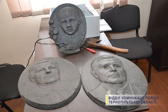 Вкрадені бронзові деталі з надгробків / фото Нацполіції Тернопільщини Вкрадені бронзові деталі з надгробків / фото Нацполіції Тернопільщини