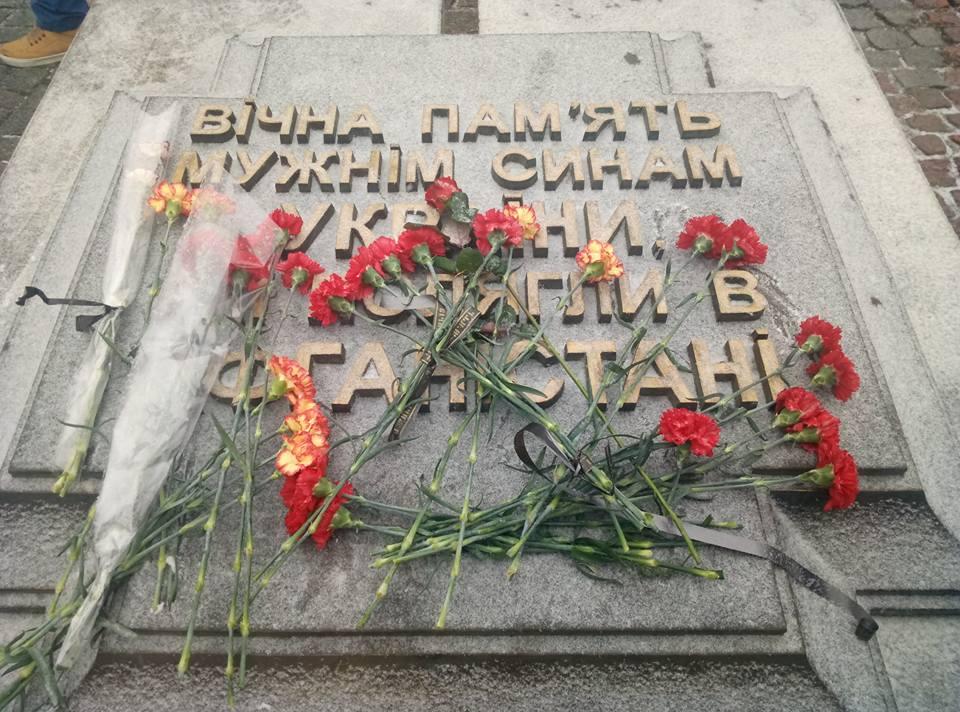 Червоні гвоздики і стрітенські свічки: у Києві вшанували пам'ять воїнів-афганців (репортаж 'УНІАН-Релігії')
