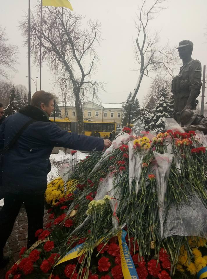 Червоні гвоздики і стрітенські свічки: у Києві вшанували пам'ять воїнів-афганців (репортаж 'УНІАН-Релігії')