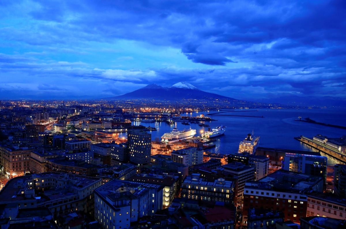 Турист впав у Везувій при спробі дістати телефон: його спали / фото REUTERS