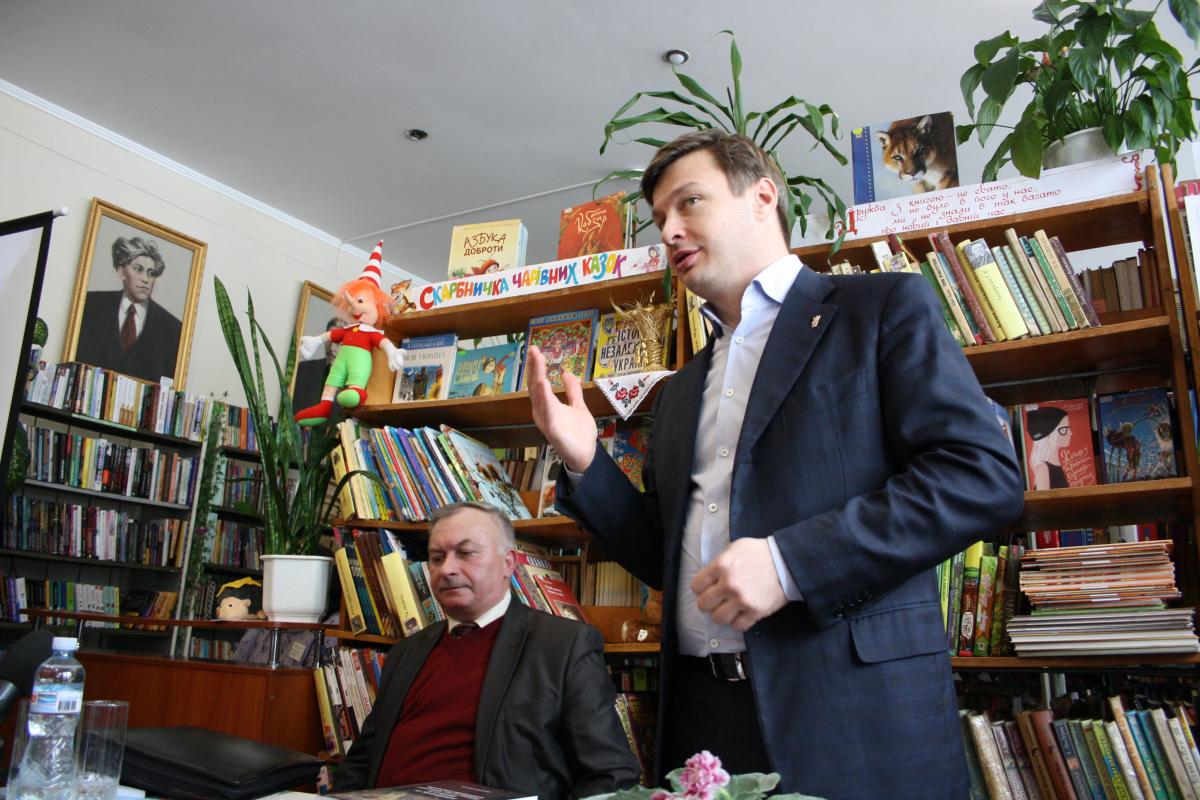 На  основі численних архівних документів Махорін представив широку картину тих часів на Житомирщині / фото УНІАН