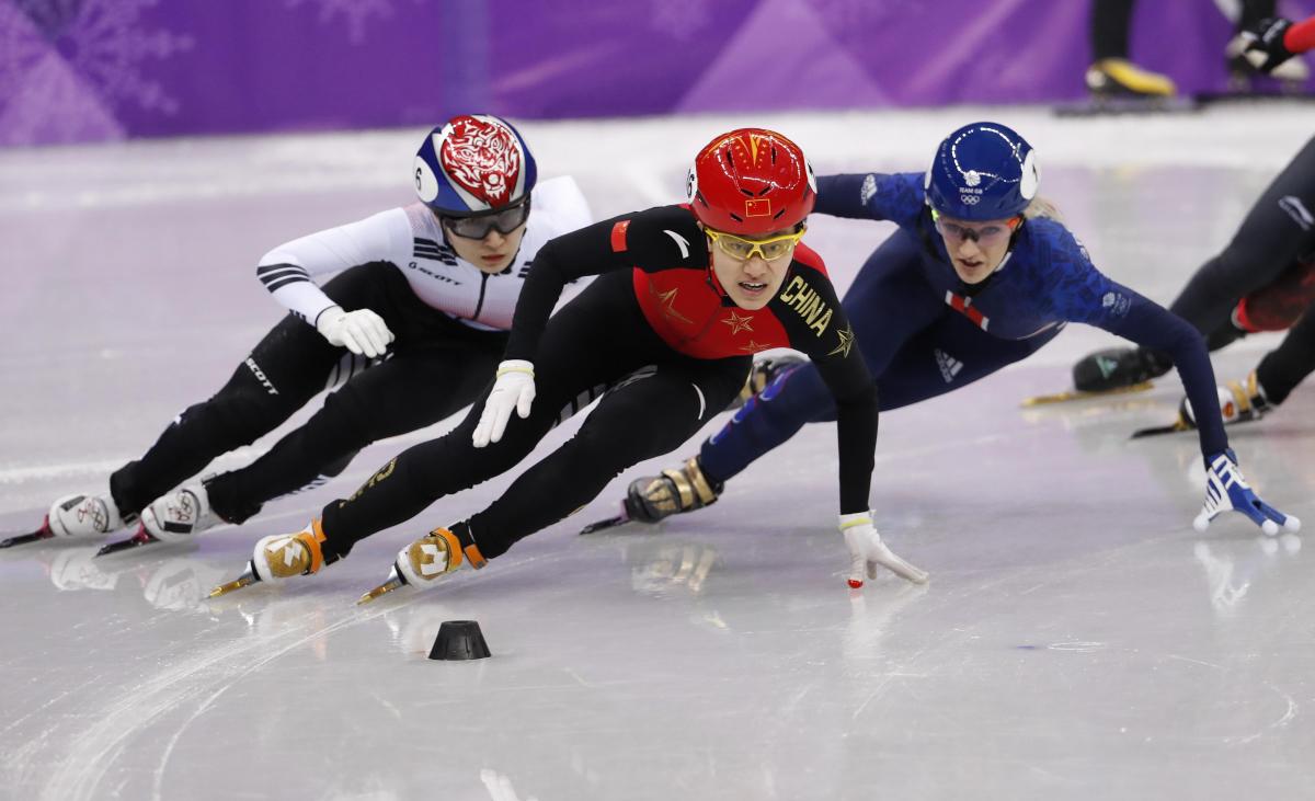 Кореянка Чон (слева) выиграла золото Игр на дистанции 1500 метров в шорт-треке / Reuters