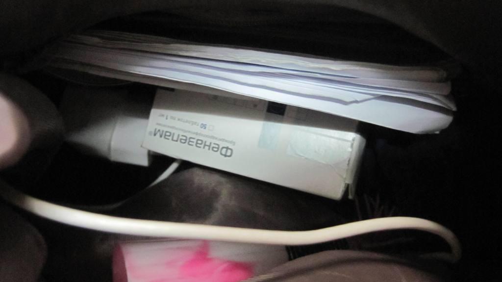 Собаки обнаружили в женской сумочке таблетки с содержанием наркотического вещества «Фенозепам» / фото Госпогранслужбы Украины