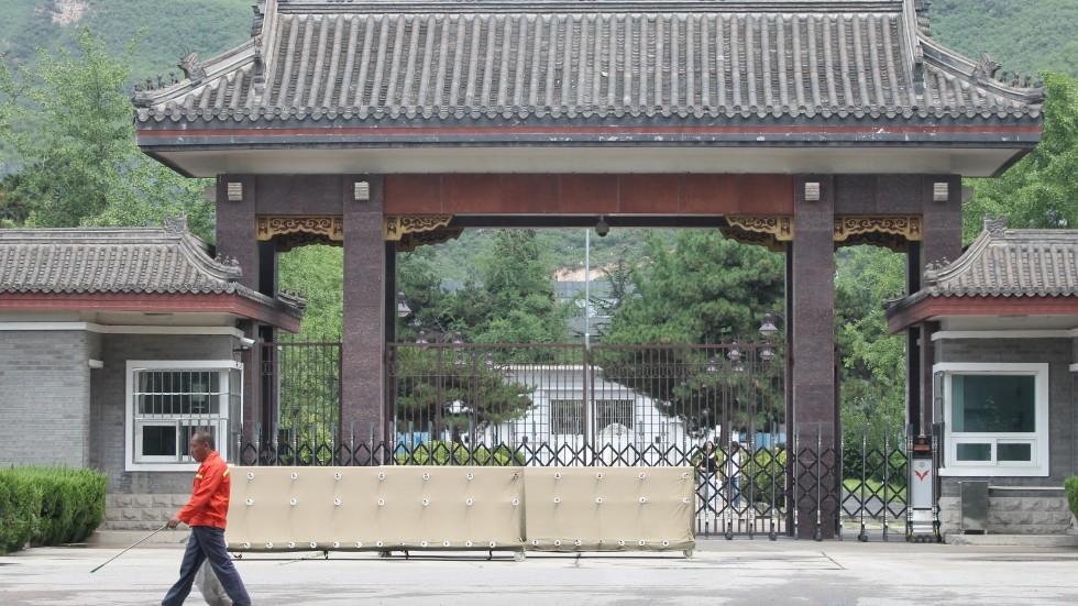 Так багато китайських чиновників закінчили кар'єру у в'язниці, що там не залишилося місця / Фото scmp.com