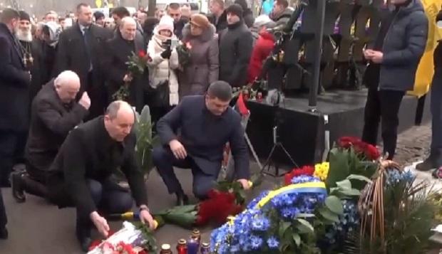 Гройсман и Парубий возлагали цветы в годовщину расстрелов на Майдане / Скриншот