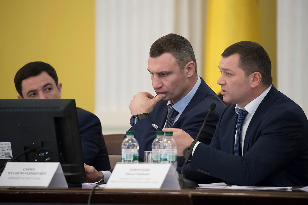 Кличко отметил, что каждую ночь в столице на парковках оставляют более 300 тысяч автомобилей / фото kiev.klichko.org