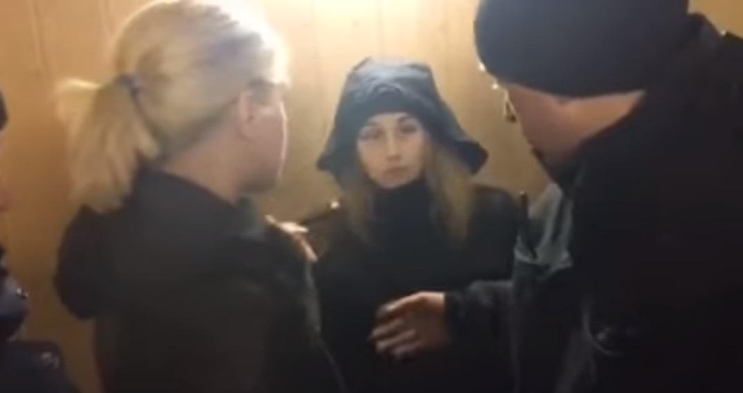 Активістку Femen відпустили / Скріншот Активістку Femen відпустили / Скріншот