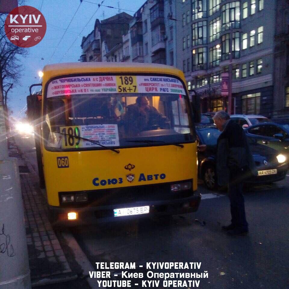 Постраждала пасажирка маршрутки / фото facebook.com/KyivOperativ Постраждала пасажирка маршрутки / фото facebook.com/KyivOperativ