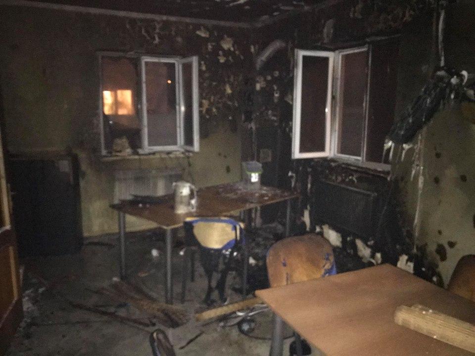 Огонь повредил помещения на первом этаже здания / фото facebook.com/4vlada/ Огонь повредил помещения на первом этаже здания / фото facebook.com/4vlada/