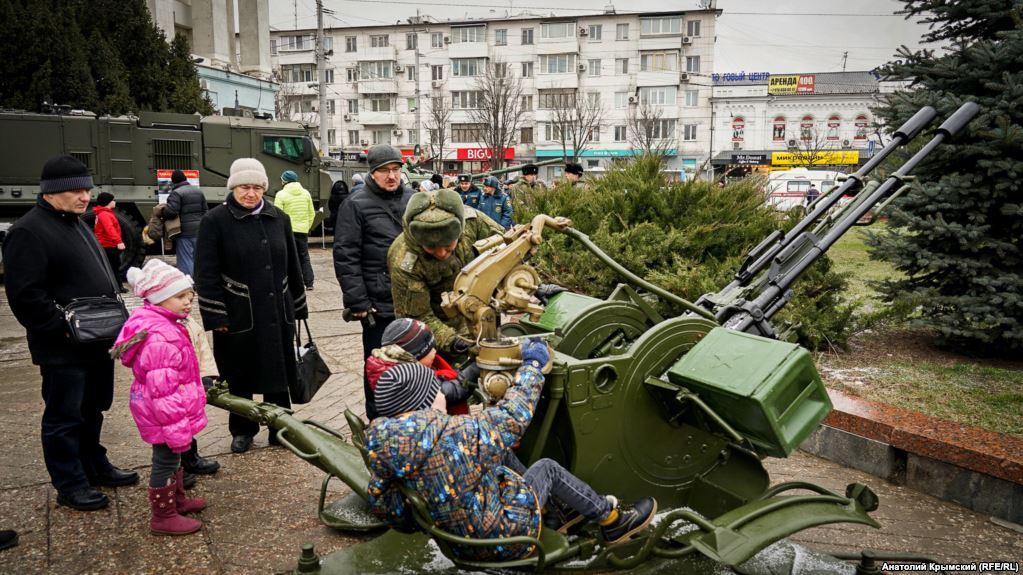 В Симферополе детям демонстрируют вооружение российской армии / фото Радио Свобода