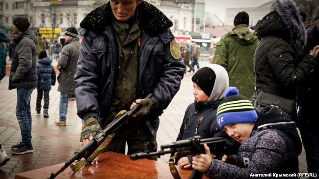 Военные не только демонстрировали детям обустройство военных орудий, но и поясняли принцип их действия / фото Радио Свобода