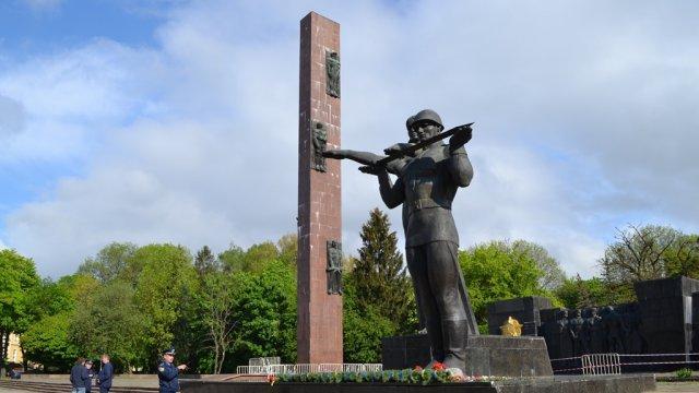 Во Львове демонтируют 30-метровый пилон Монумента славы / фото ZAXID.NET Во Львове демонтируют 30-метровый пилон Монумента славы / фото ZAXID.NET