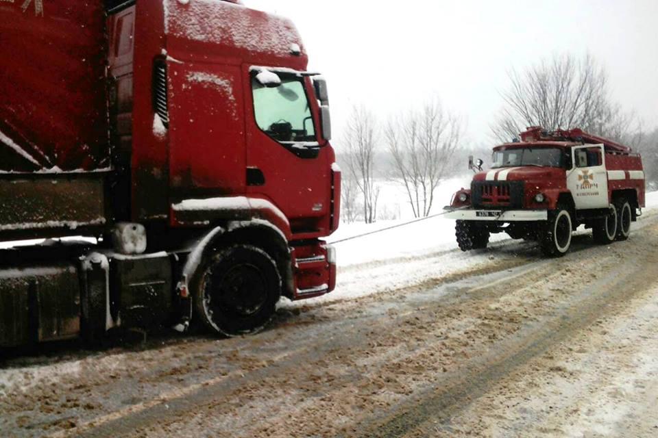 У Чернігівській області автомобілі застрягли у снігових заметах / ДСНС У Чернігівській області автомобілі застрягли у снігових заметах / ДСНС