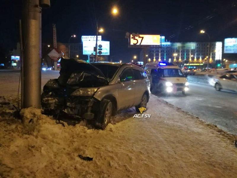 Автомобіль протаранив натовп пішоходів в Новосибірську / фото vk.com/act54 Автомобіль протаранив натовп пішоходів в Новосибірську / фото vk.com/act54