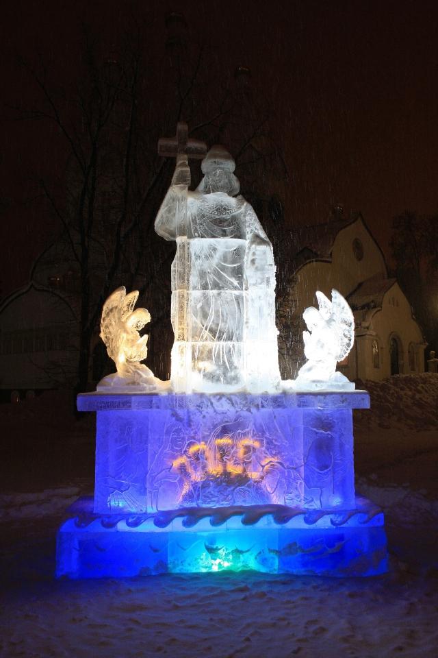 Памятник святому князю Владимиру ночью / martyr.ru