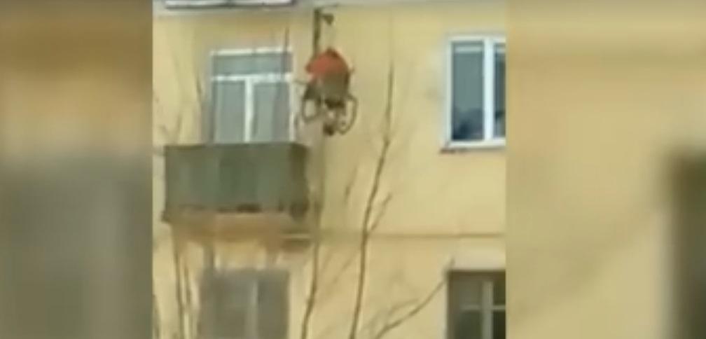 Этому россиянину приходится рисковать каждый раз, когда нужно выйти из дома или попасть обратно / Кадр из видео