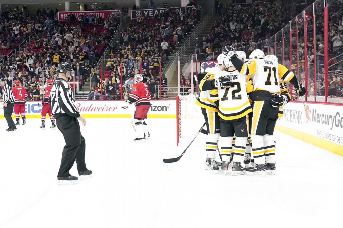 Игроки Питтсбурга забросили шесть шайб в ворота &quot;Каролины&quot; / Reuters