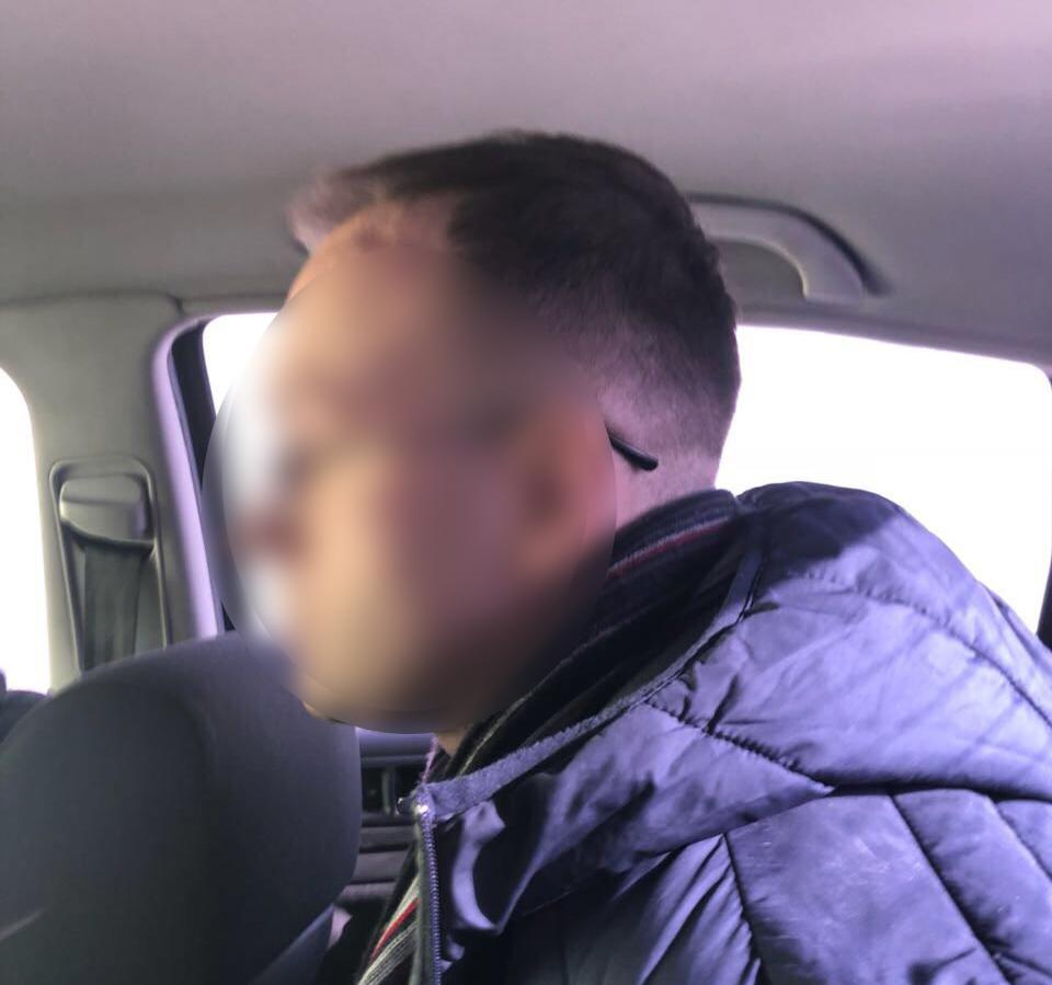 Під час затримання правоохоронці виявили у нього паспорт громадянина України на ім'я іншої особи / mvs.gov.ua Під час затримання правоохоронці виявили у нього паспорт громадянина України на ім'я іншої особи / mvs.gov.ua