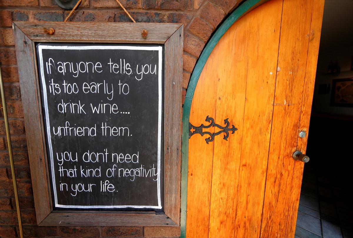 Табличка на входе в дегустационный зал винодельни Петерсона в Хант Веллей на севере Сиднея, Австралия / REUTERS