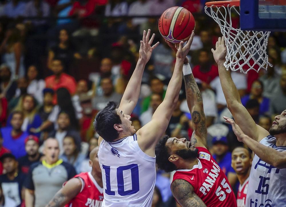 На гравця збірної Парагваю Перальту (№10) упа баскетбольний щит / fiba.basketball На гравця збірної Парагваю Перальту (№10) упа баскетбольний щит / fiba.basketball