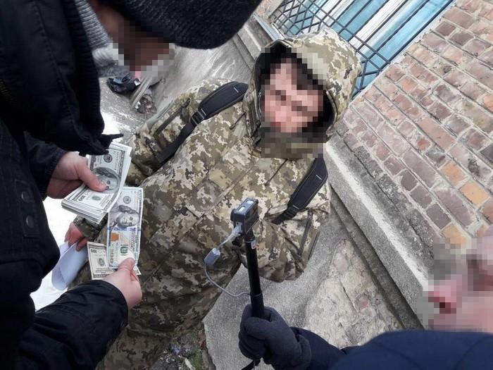 На Сумщині затримали прикордонника, що вимагав хабаря / Служба безпеки України На Сумщині затримали прикордонника, що вимагав хабаря / Служба безпеки України