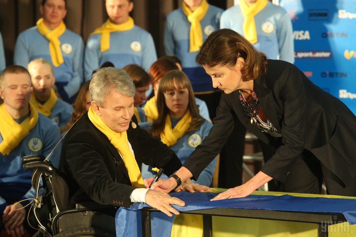 Марина Порошенко підписала прапор української паралімпійської збірної / УНІАН Марина Порошенко підписала прапор української паралімпійської збірної / УНІАН