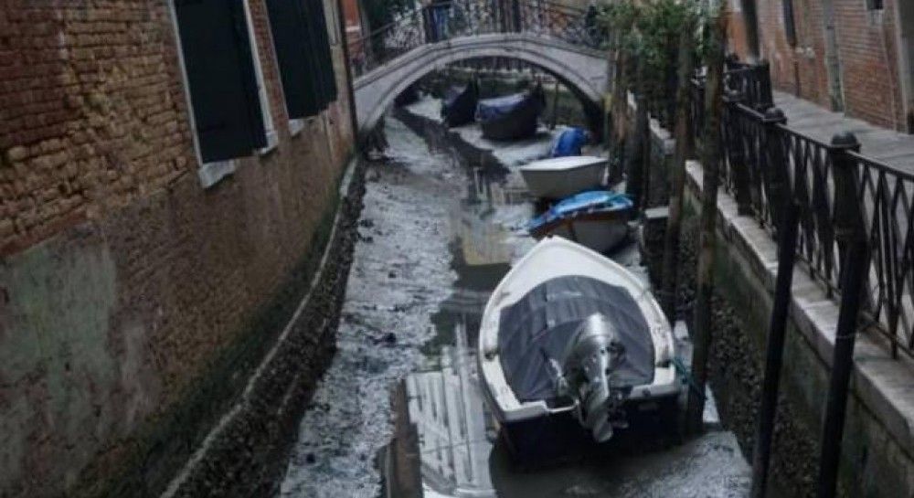 Venice canals run dry, gondolas beached on muddy banks media UNIAN