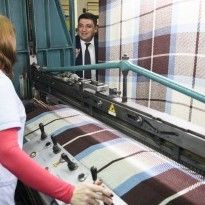 Гройсман посетил текстильное предприятие и пообещал повышение зарплат в легкой промышленности (фото)