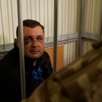 Синяки под глазами и на лбу: появилось видео, как избитого Шепелева заводят в зал суда