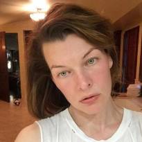 42-летняя Мила Йовович показала лицо без макияжа (фото)