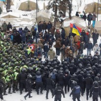 Thirteen police officers injured in clashes outside parliament (Photo)
