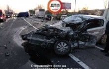 Ужасное ДТП в Киеве: водителя зажало внутри салона, авто разбросало на 60 метров (фото)