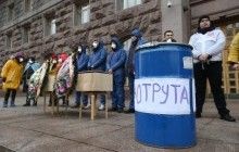 У центрі Києва активісти у костюмах хімзахисту влаштували акцію проти небезпечного заводу "Фанплит" (фоторепортаж)